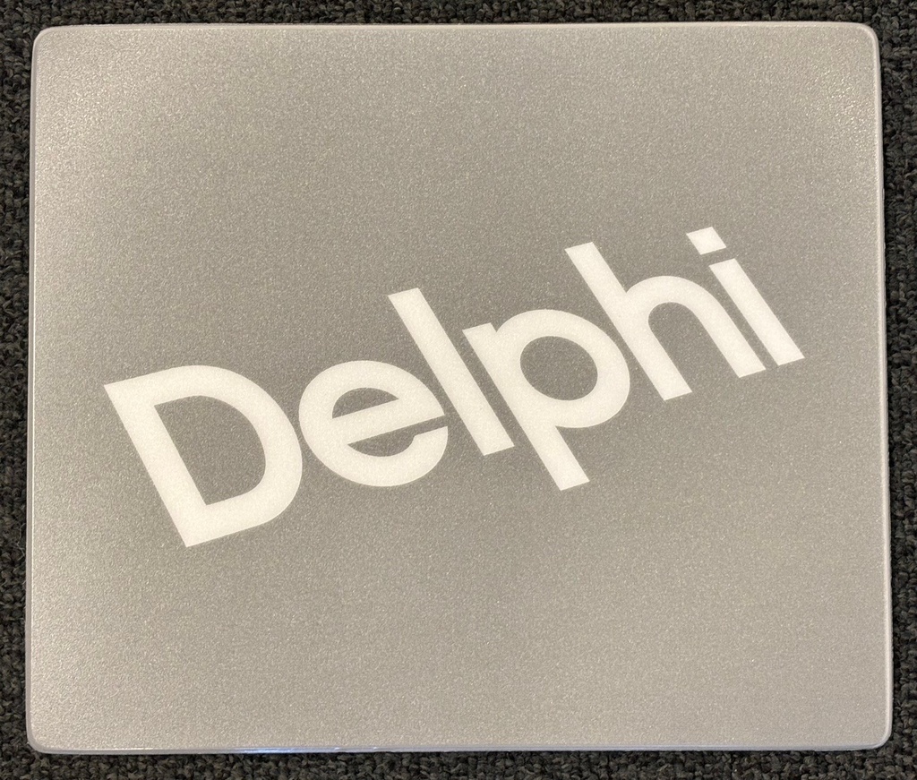 Musmatta grå med vit Delphi logo