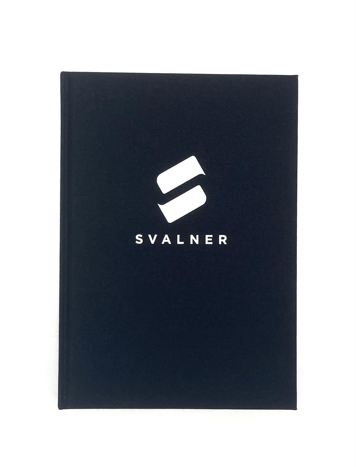 [EESVA01007] Bok A5 svarttyg olinjerat vit Svalner logo 25st/krt